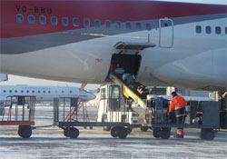 Выгрузка багажа из самолета Боинг-757